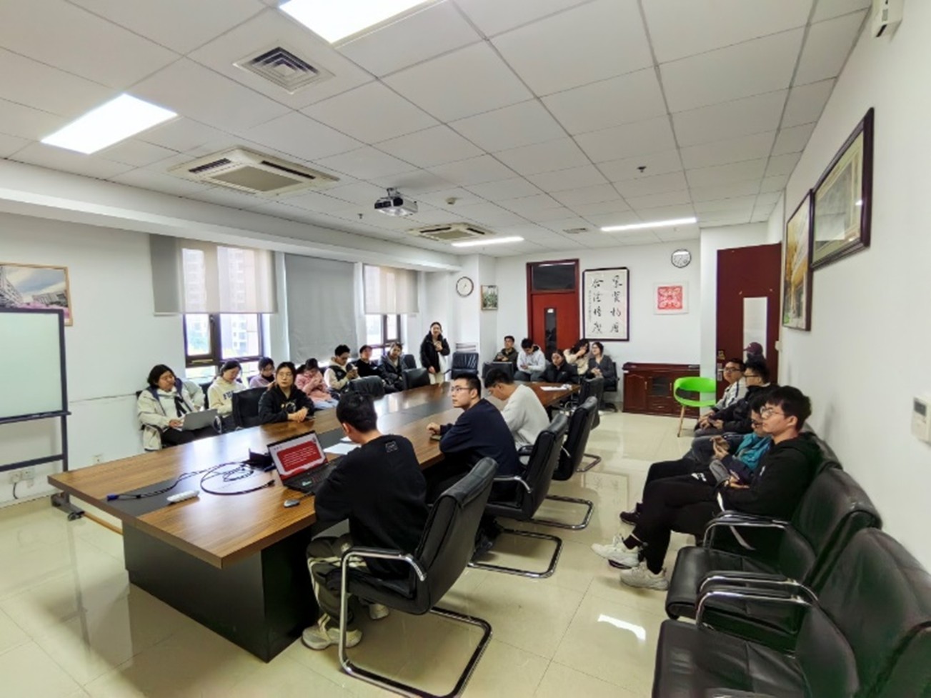 会议室里的人们 描述已自动生成