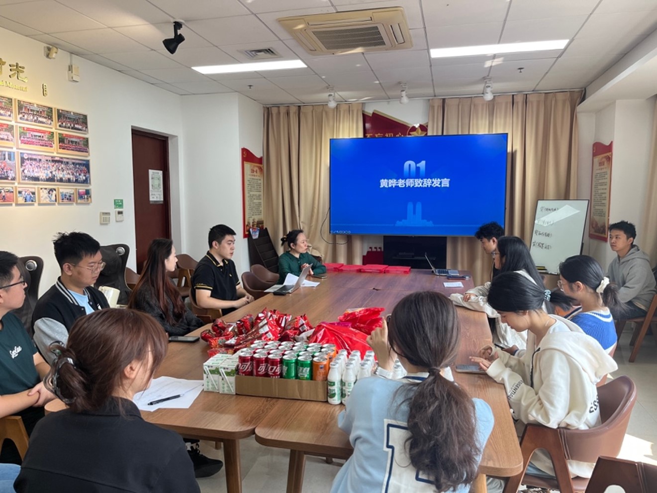 会议室里的人们 描述已自动生成